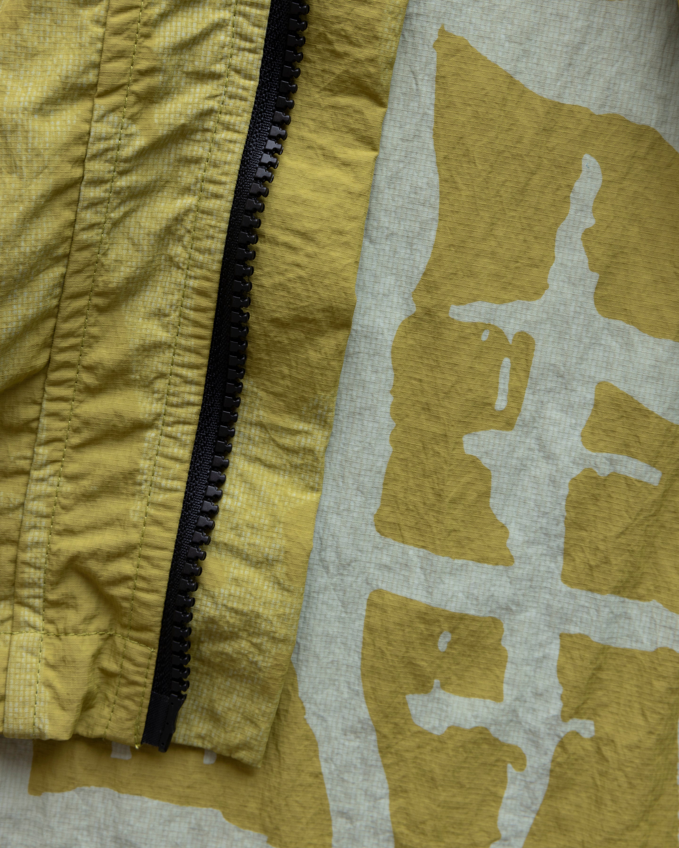 CATA HOODED WINDBREAKER - IGUANA GREEN DISCHARGE PRINTED