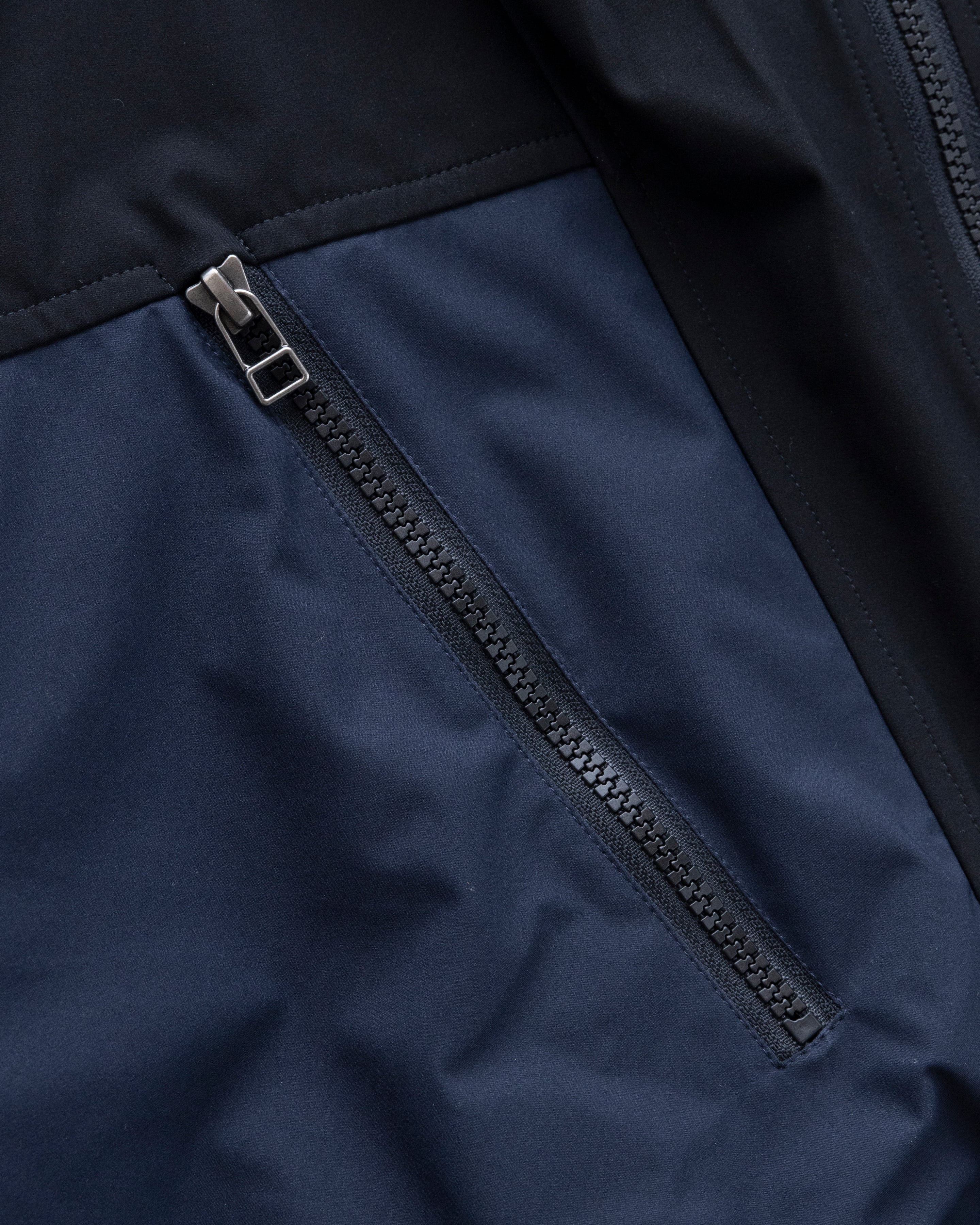 RAINSHADOW OUTDOOR PROTECTION SYSTEM HOODED SHELL - MIDNIGHT NAVY / BLACK WATER-REPELLENT BONDED MEMBRANE