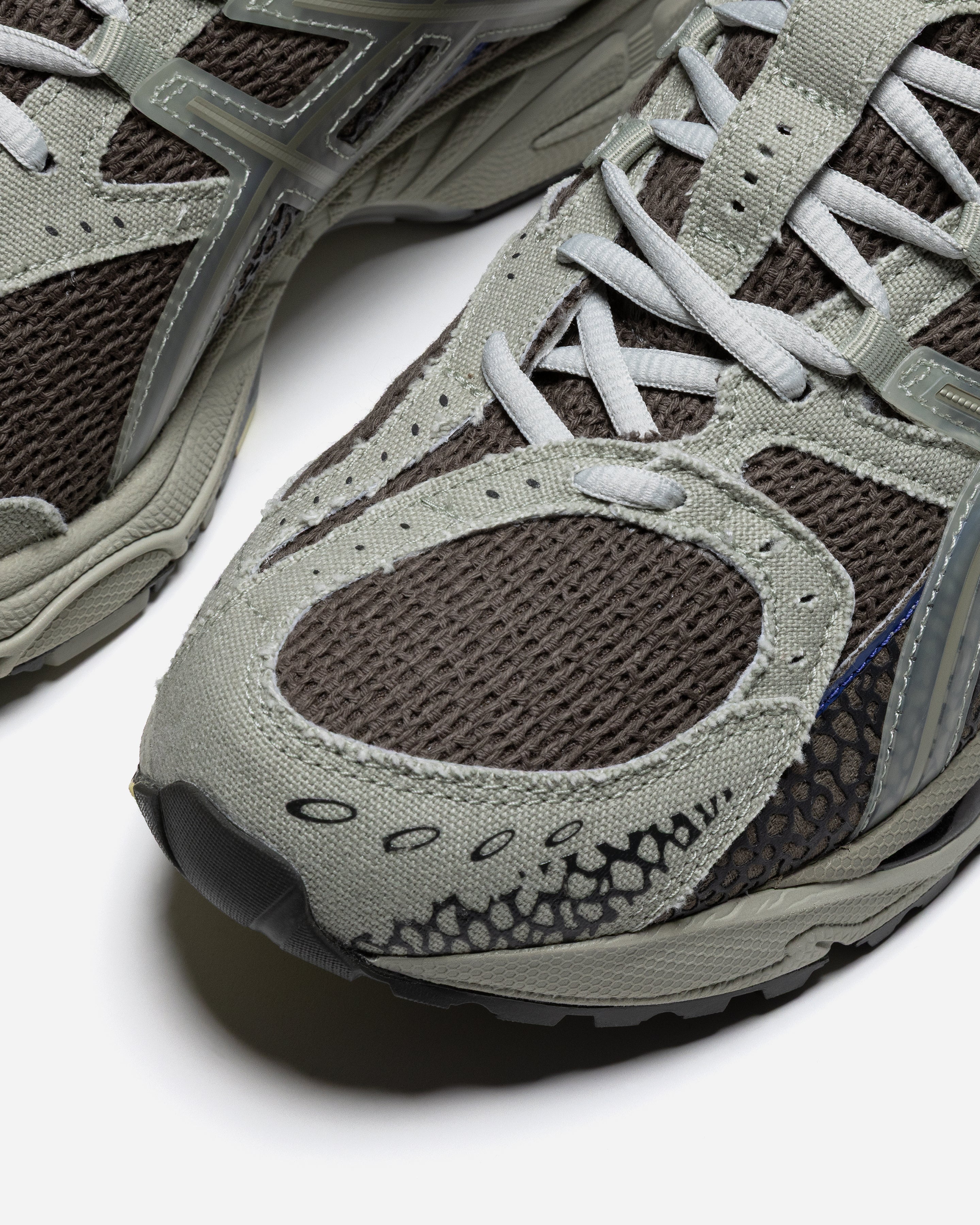 18 EAST ASICS GEL-NIMBUS 10.1 - CANTEEN/ABBEY STONE