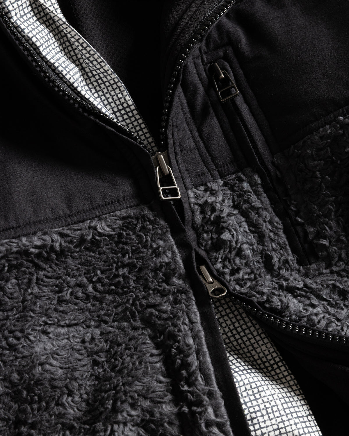 A# RECESS FULL-ZIP FLEECE - ALPHA SLATE / CINDER DEEP PILE ORGANIC COTTON FLEECE WITH HAND BLOCK PRINTED COTTON MICRO RIPSTOP PANELLING
