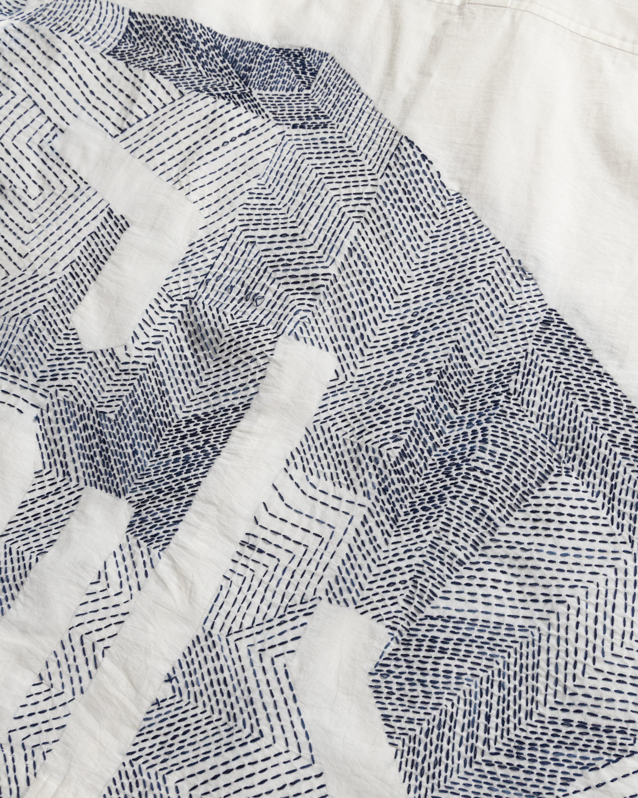 EMBARKO S/S SINGLE POCKET SAM SHIRT - WHITE / NATURAL INDIGO HAND-EMBROIDERED LIGHTWEIGHT COTTON