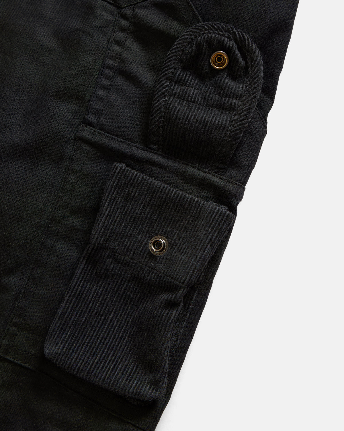 OREGON CARPENTER SHORT - BARELY BLACKWATCH BEESWAX COATED COTTON TWILL AND BLACK COTTON CORDUROY